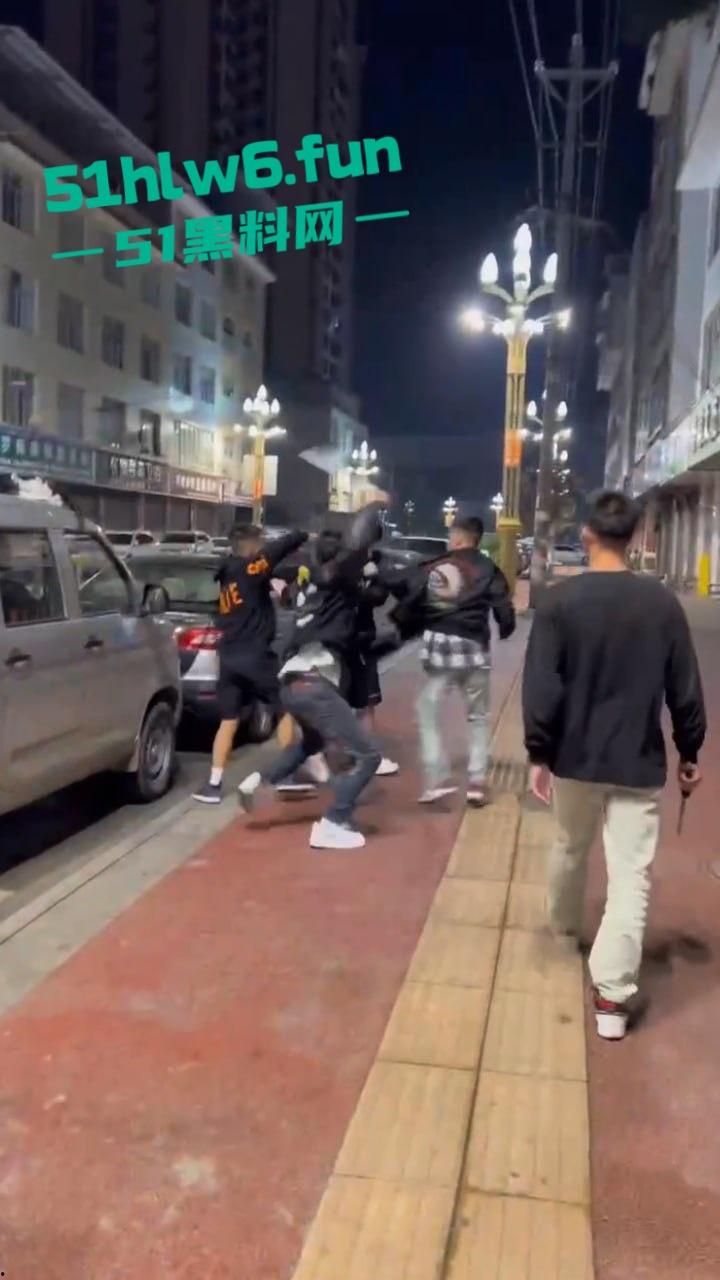 山东实拍精神小伙,当街聚众砍人两名被砍者身中几十刀,其中一人竟抢救无效身亡,目前几位行凶者已被逮捕。 第1张 山东实拍精神小伙,当街聚众砍人两名被砍者身中几十刀,其中一人竟抢救无效身亡,目前几位行凶者已被逮捕。 第1张