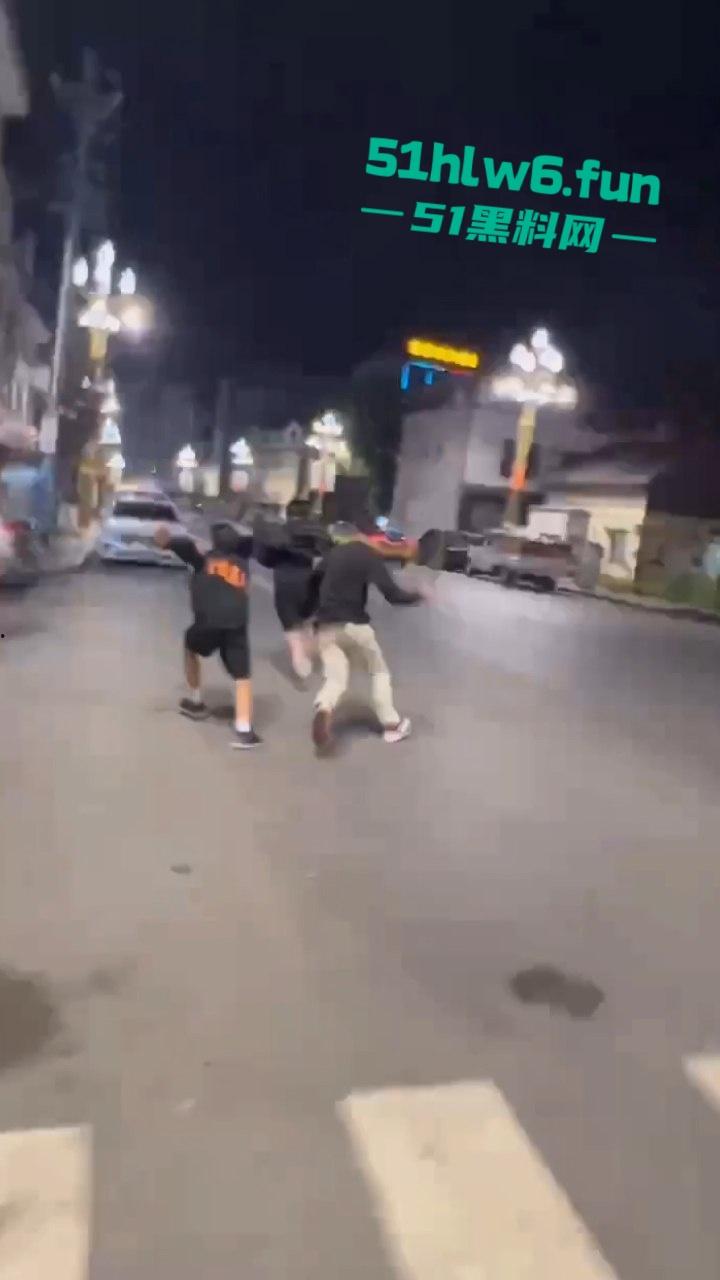 山东实拍精神小伙,当街聚众砍人两名被砍者身中几十刀,其中一人竟抢救无效身亡,目前几位行凶者已被逮捕。 第2张 山东实拍精神小伙,当街聚众砍人两名被砍者身中几十刀,其中一人竟抢救无效身亡,目前几位行凶者已被逮捕。 第2张