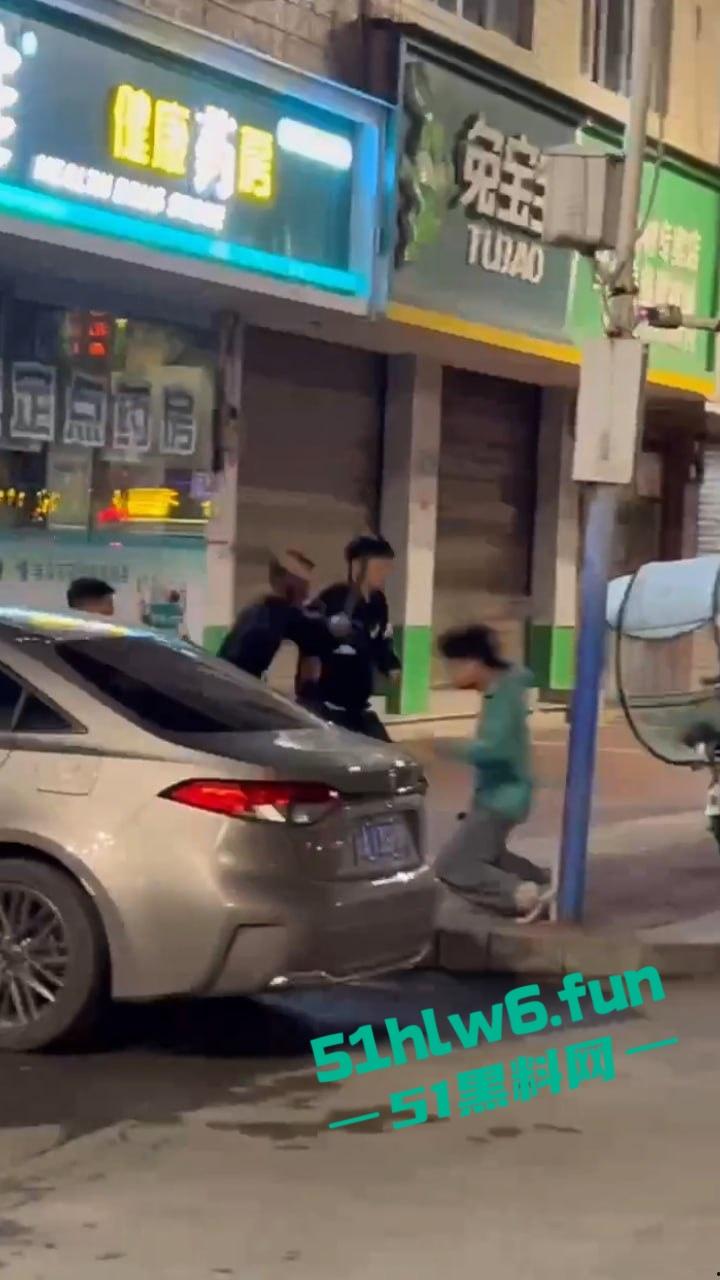 山东实拍精神小伙,当街聚众砍人两名被砍者身中几十刀,其中一人竟抢救无效身亡,目前几位行凶者已被逮捕。 第3张 山东实拍精神小伙,当街聚众砍人两名被砍者身中几十刀,其中一人竟抢救无效身亡,目前几位行凶者已被逮捕。 第3张