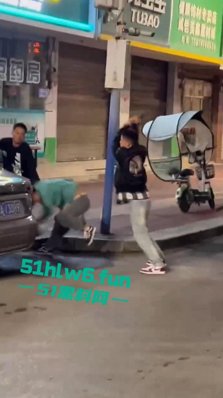 山东实拍精神小伙,当街聚众砍人两名被砍者身中几十刀,其中一人竟抢救无效身亡,目前几位行凶者已被逮捕。 第4张 山东实拍精神小伙,当街聚众砍人两名被砍者身中几十刀,其中一人竟抢救无效身亡,目前几位行凶者已被逮捕。 第4张