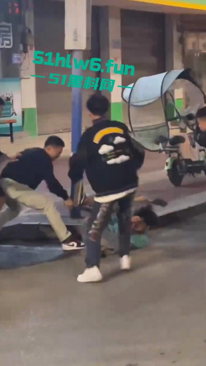 山东实拍精神小伙,当街聚众砍人两名被砍者身中几十刀,其中一人竟抢救无效身亡,目前几位行凶者已被逮捕。 第5张 山东实拍精神小伙,当街聚众砍人两名被砍者身中几十刀,其中一人竟抢救无效身亡,目前几位行凶者已被逮捕。 第5张