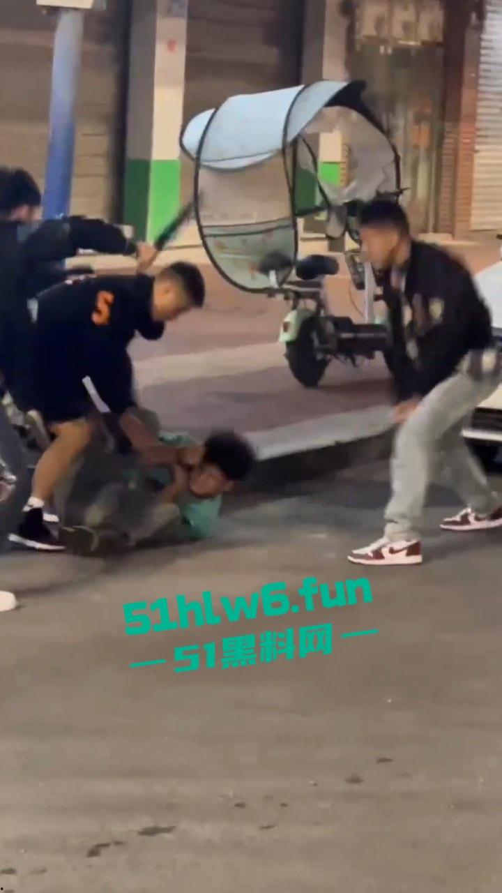 山东实拍精神小伙,当街聚众砍人两名被砍者身中几十刀,其中一人竟抢救无效身亡,目前几位行凶者已被逮捕。 第6张 山东实拍精神小伙,当街聚众砍人两名被砍者身中几十刀,其中一人竟抢救无效身亡,目前几位行凶者已被逮捕。 第6张