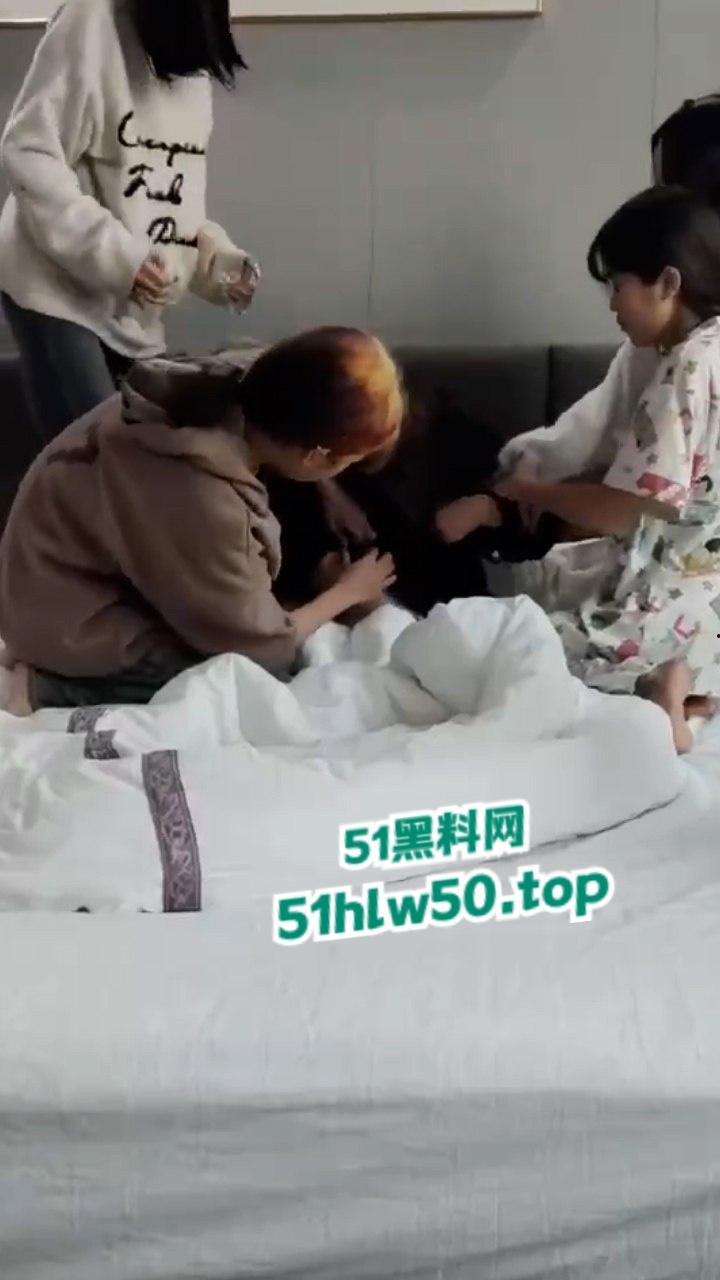 河南许昌貌美学生妹因颜值,招人忌妒被精神小妹群殴泄愤,霸凌实拍视频传出! 第5张 河南许昌貌美学生妹因颜值,招人忌妒被精神小妹群殴泄愤,霸凌实拍视频传出! 第5张