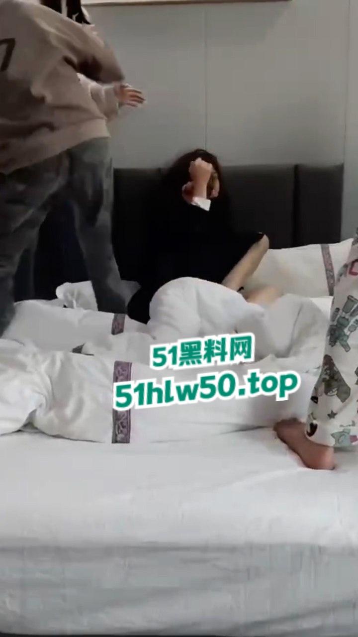 河南许昌貌美学生妹因颜值,招人忌妒被精神小妹群殴泄愤,霸凌实拍视频传出! 第8张 河南许昌貌美学生妹因颜值,招人忌妒被精神小妹群殴泄愤,霸凌实拍视频传出! 第8张