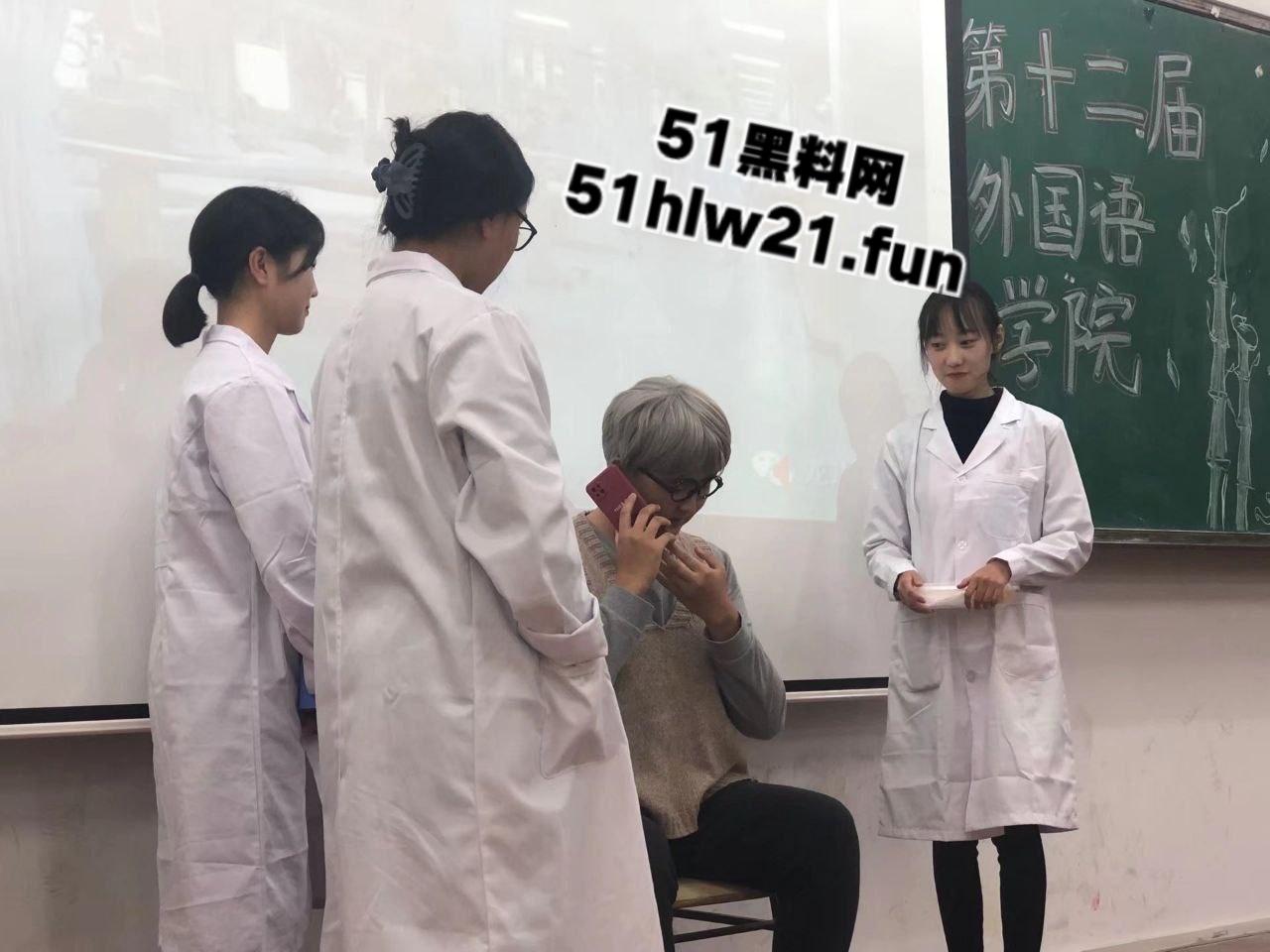 山东济南外国语学院【李思琦】遭渣男分手曝光隐私，清纯学生妹背后爱吃肉屌偷偷自慰，床上一跪骚得流水。  第1张