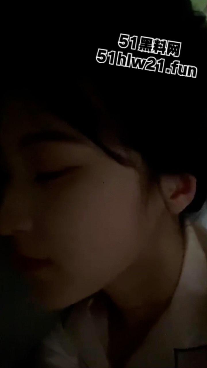 山东济南外国语学院【李思琦】遭渣男分手曝光隐私，清纯学生妹背后爱吃肉屌偷偷自慰，床上一跪骚得流水。  第7张