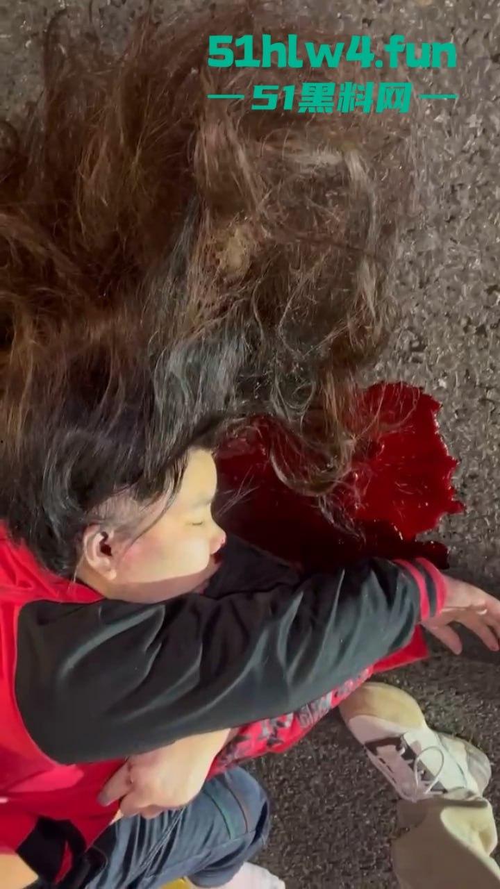 实拍悲惨车祸现场,可怜长发妹被撞飞后流血不止,血流速度比水龙头都快神仙来了也摇头! 第2张 实拍悲惨车祸现场,可怜长发妹被撞飞后流血不止,血流速度比水龙头都快神仙来了也摇头! 第2张