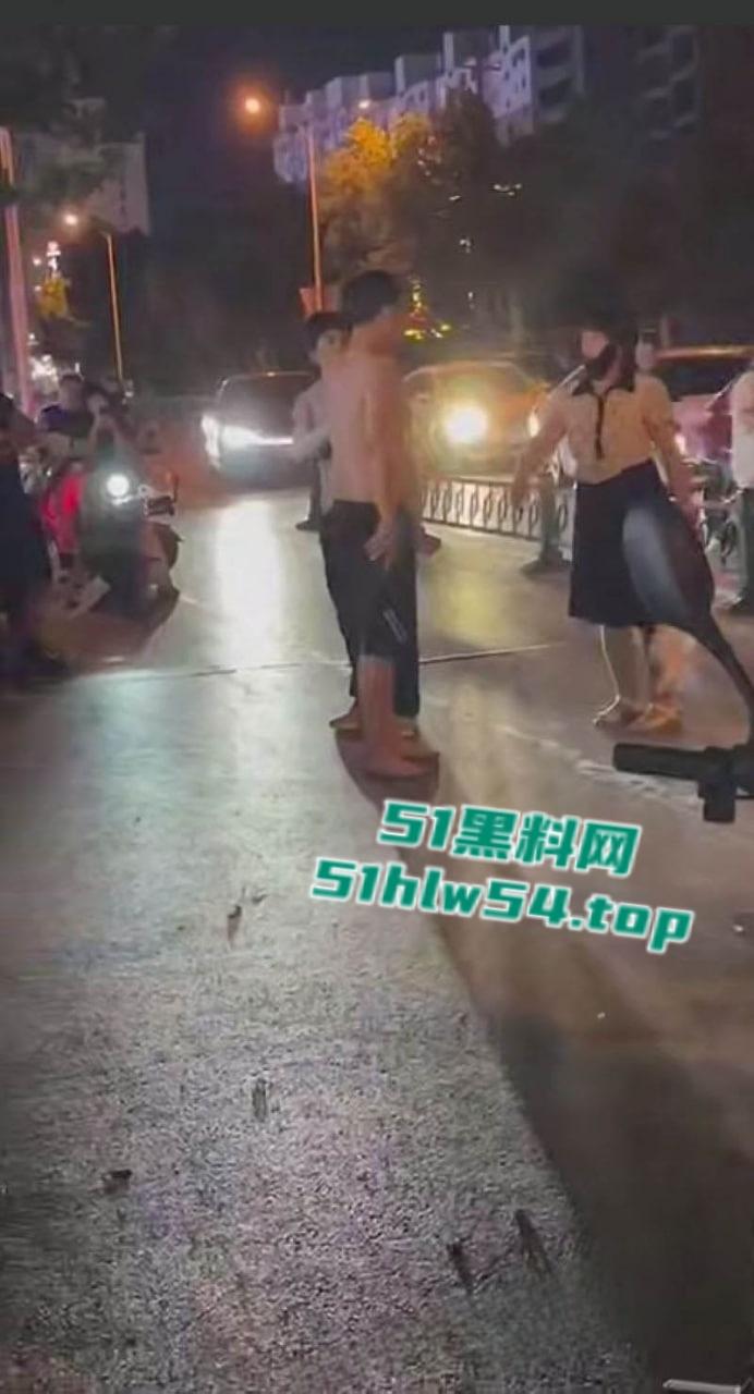 山东曹县万基母子对决,儿子抓奸老妈出轨,街头怒怼情夫老妈竟誓死保护情夫! 第1张 山东曹县万基母子对决,儿子抓奸老妈出轨,街头怒怼情夫老妈竟誓死保护情夫! 第1张