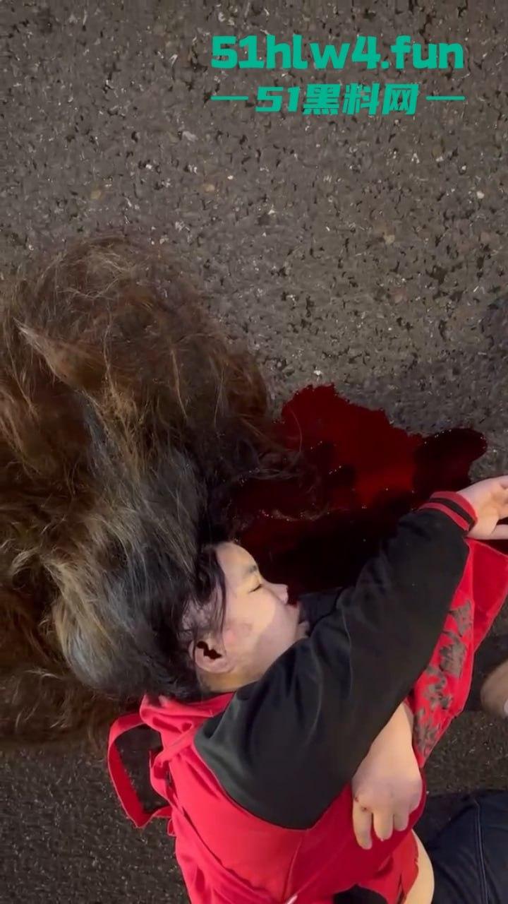 实拍悲惨车祸现场,可怜长发妹被撞飞后流血不止,血流速度比水龙头都快神仙来了也摇头! 第4张 实拍悲惨车祸现场,可怜长发妹被撞飞后流血不止,血流速度比水龙头都快神仙来了也摇头! 第4张