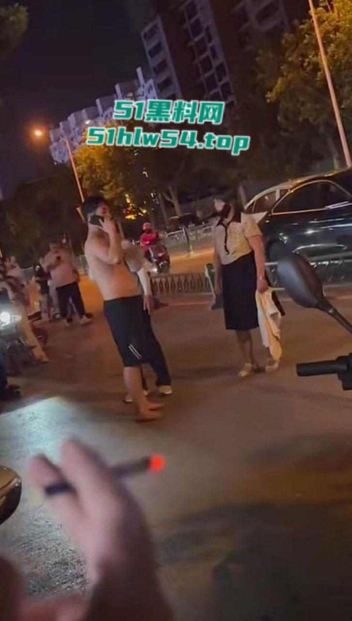 山东曹县万基母子对决,儿子抓奸老妈出轨,街头怒怼情夫老妈竟誓死保护情夫! 第2张 山东曹县万基母子对决,儿子抓奸老妈出轨,街头怒怼情夫老妈竟誓死保护情夫! 第2张