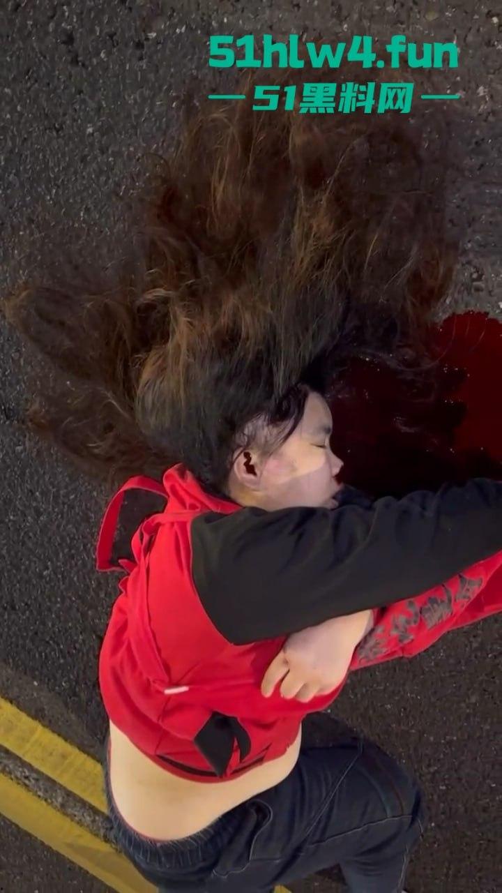 实拍悲惨车祸现场,可怜长发妹被撞飞后流血不止,血流速度比水龙头都快神仙来了也摇头! 第5张 实拍悲惨车祸现场,可怜长发妹被撞飞后流血不止,血流速度比水龙头都快神仙来了也摇头! 第5张