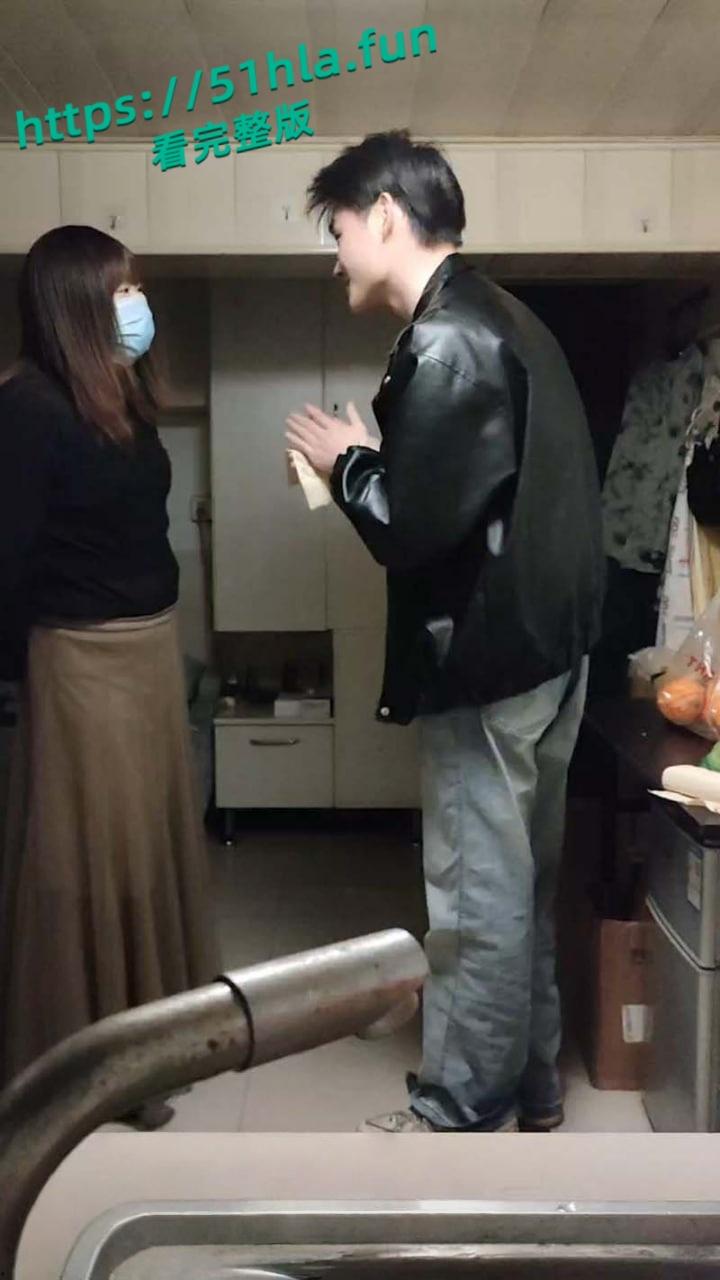 南京伪娘阿红事件，最耀眼的男嘉宾皮衣哥，闪亮登场，清纯气息帅男也拜倒在红姐石榴裙下！  第1张