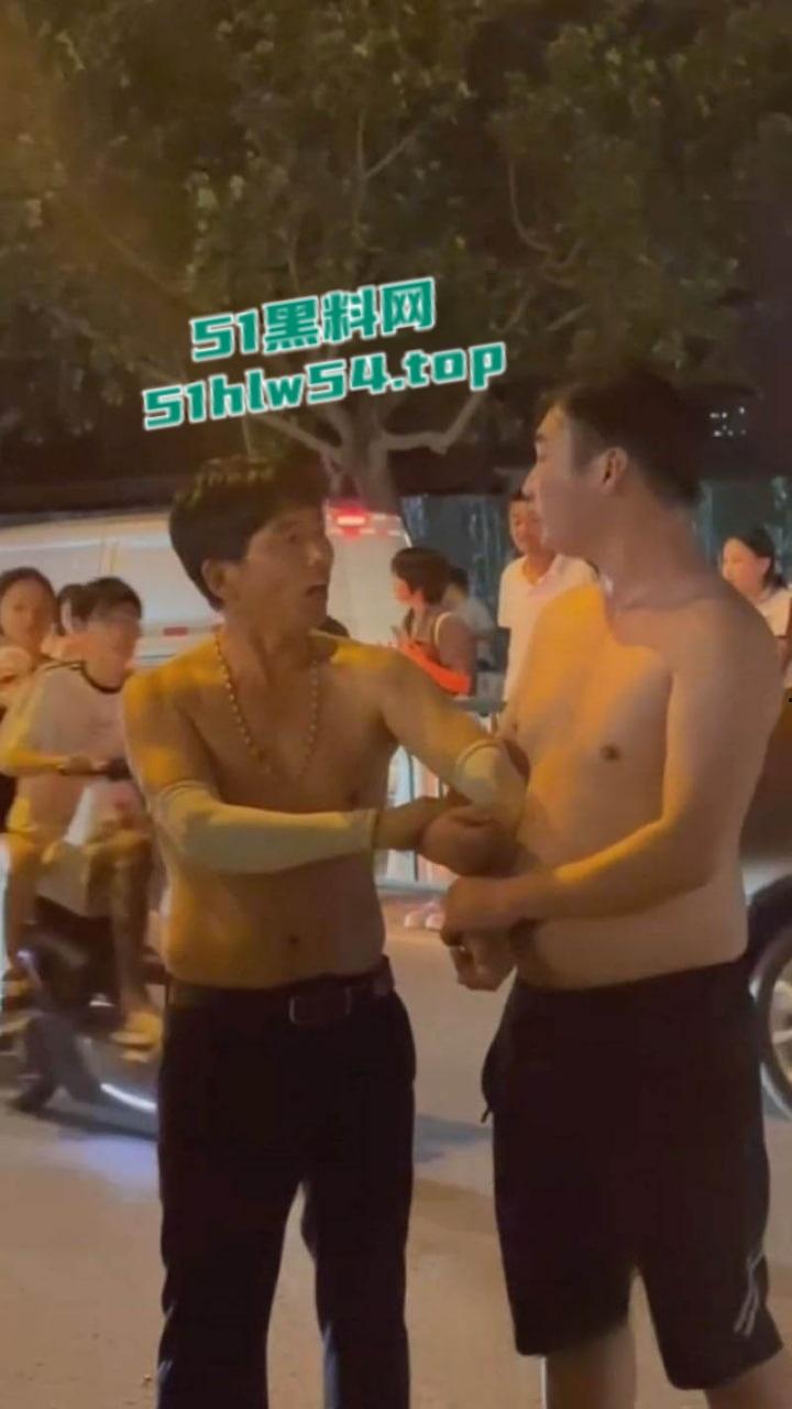 山东曹县万基母子对决,儿子抓奸老妈出轨,街头怒怼情夫老妈竟誓死保护情夫! 第3张 山东曹县万基母子对决,儿子抓奸老妈出轨,街头怒怼情夫老妈竟誓死保护情夫! 第3张