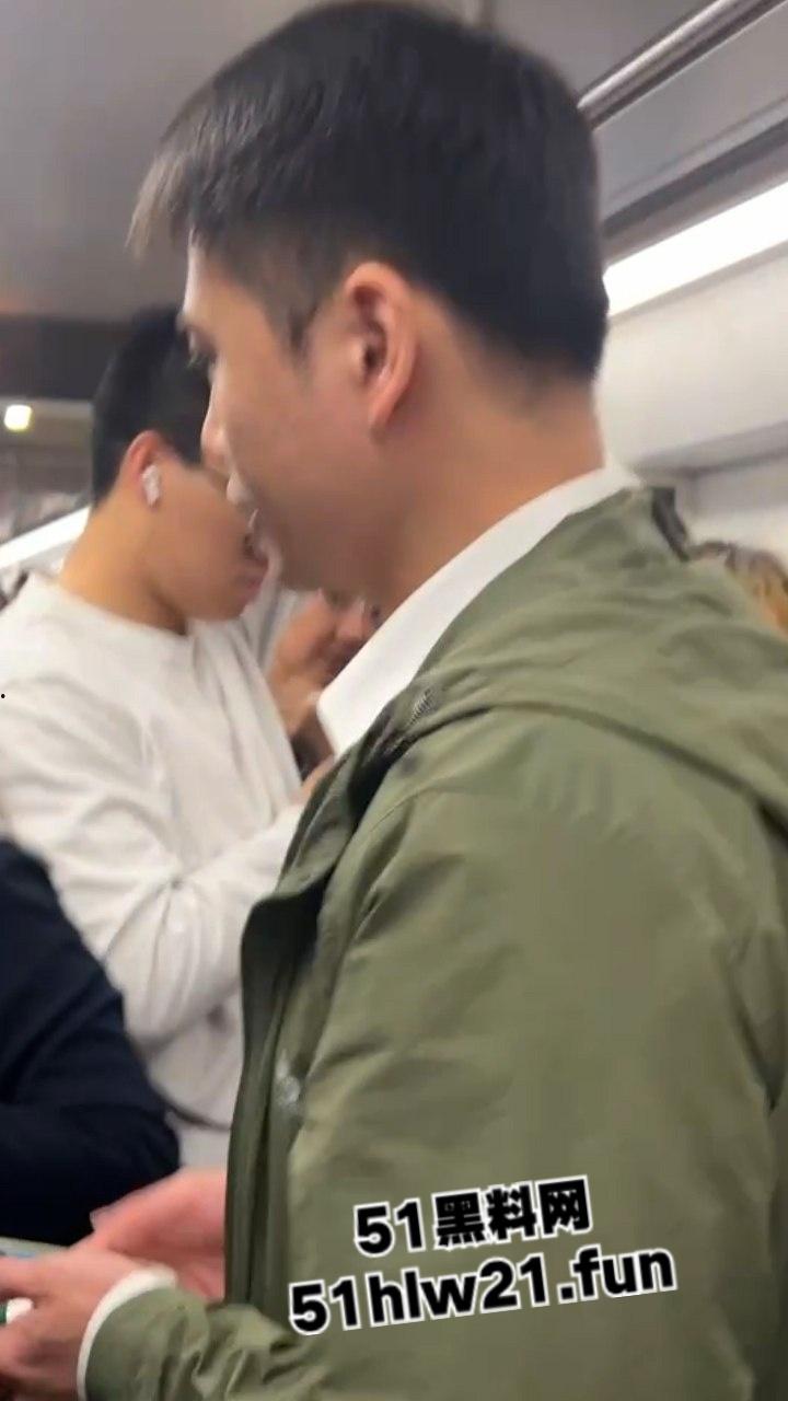 白净大叔竟是地铁痴汉,地铁上顶臀打飞机爆射小仙女屁股,美女羞愤报警被气哭! 第1张 白净大叔竟是地铁痴汉,地铁上顶臀打飞机爆射小仙女屁股,美女羞愤报警被气哭! 第1张