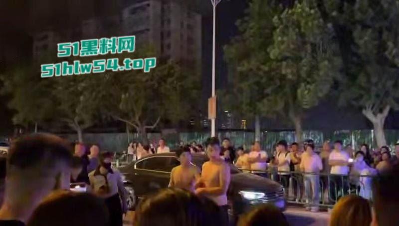 山东曹县万基母子对决,儿子抓奸老妈出轨,街头怒怼情夫老妈竟誓死保护情夫! 第4张 山东曹县万基母子对决,儿子抓奸老妈出轨,街头怒怼情夫老妈竟誓死保护情夫! 第4张