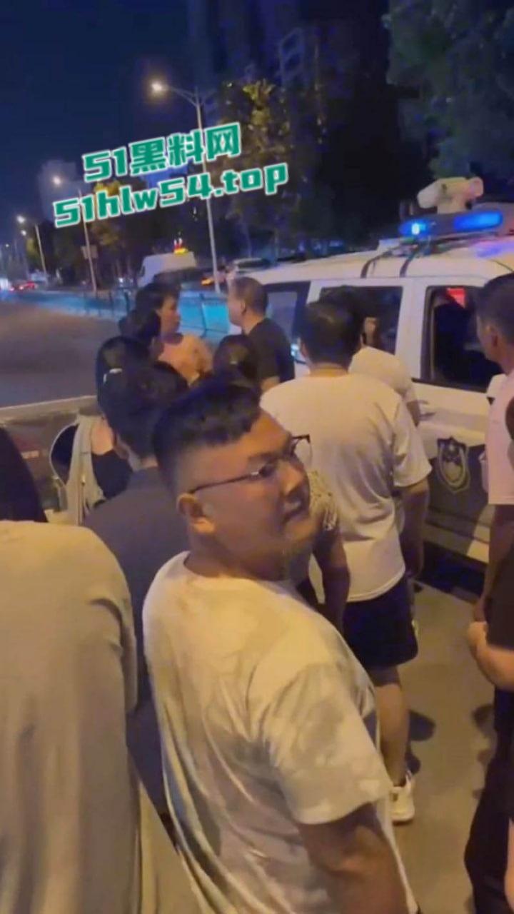 山东曹县万基母子对决,儿子抓奸老妈出轨,街头怒怼情夫老妈竟誓死保护情夫! 第5张 山东曹县万基母子对决,儿子抓奸老妈出轨,街头怒怼情夫老妈竟誓死保护情夫! 第5张