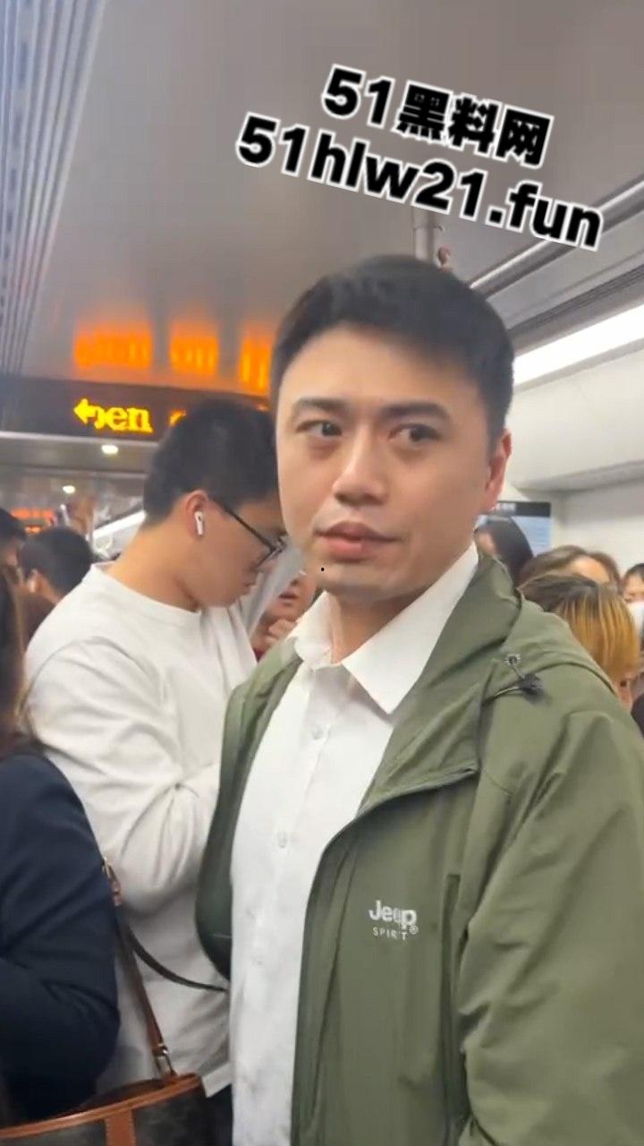 白净大叔竟是地铁痴汉,地铁上顶臀打飞机爆射小仙女屁股,美女羞愤报警被气哭! 第3张 白净大叔竟是地铁痴汉,地铁上顶臀打飞机爆射小仙女屁股,美女羞愤报警被气哭! 第3张