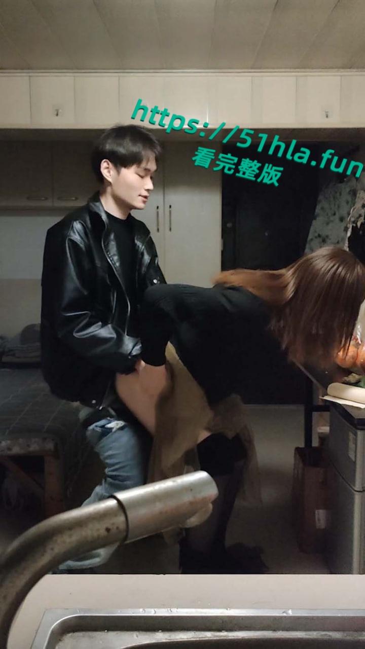 南京伪娘阿红事件，最耀眼的男嘉宾皮衣哥，闪亮登场，清纯气息帅男也拜倒在红姐石榴裙下！  第4张