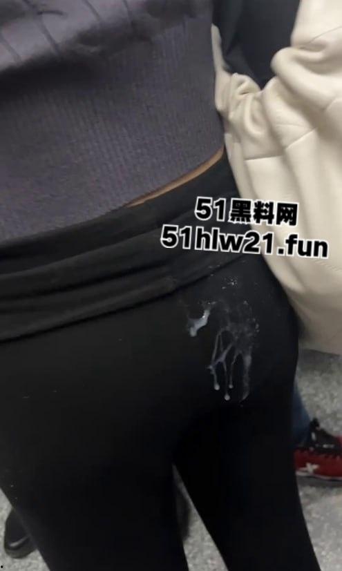 白净大叔竟是地铁痴汉,地铁上顶臀打飞机爆射小仙女屁股,美女羞愤报警被气哭! 第4张 白净大叔竟是地铁痴汉,地铁上顶臀打飞机爆射小仙女屁股,美女羞愤报警被气哭! 第4张