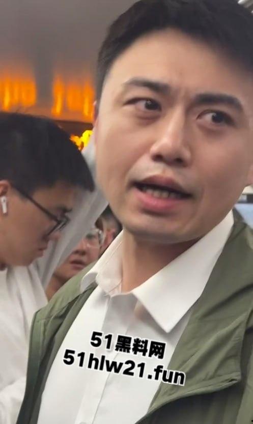 白净大叔竟是地铁痴汉,地铁上顶臀打飞机爆射小仙女屁股,美女羞愤报警被气哭! 第7张 白净大叔竟是地铁痴汉,地铁上顶臀打飞机爆射小仙女屁股,美女羞愤报警被气哭! 第7张