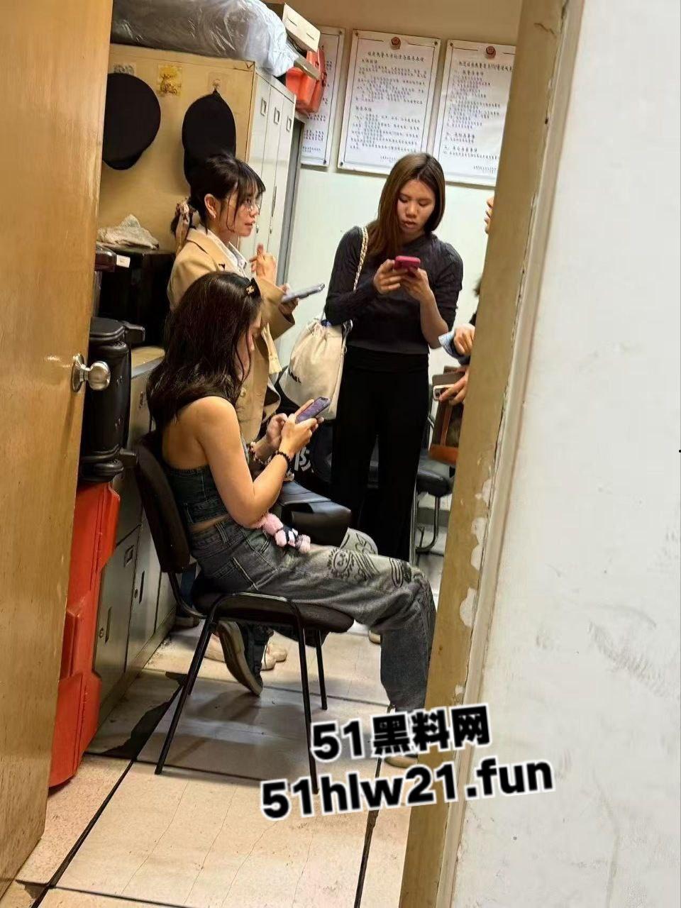 白净大叔竟是地铁痴汉,地铁上顶臀打飞机爆射小仙女屁股,美女羞愤报警被气哭! 第8张 白净大叔竟是地铁痴汉,地铁上顶臀打飞机爆射小仙女屁股,美女羞愤报警被气哭! 第8张