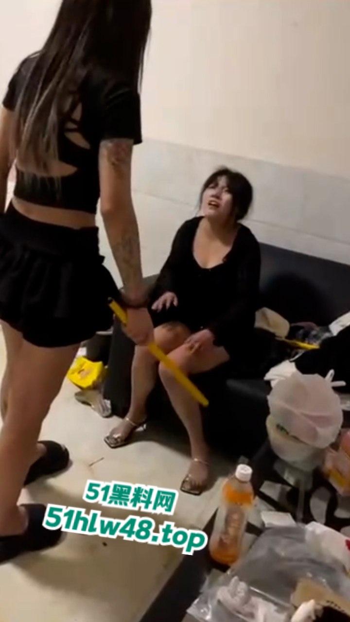 纹身小妹霸凌女同学现场视频曝光，铁棍对待凌辱虐待简直太过分太畜生了！  第1张