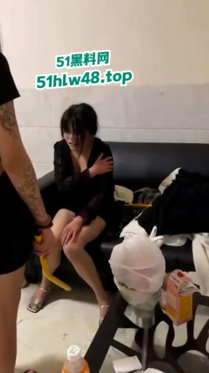 纹身小妹霸凌女同学现场视频曝光，铁棍对待凌辱虐待简直太过分太畜生了！  第3张