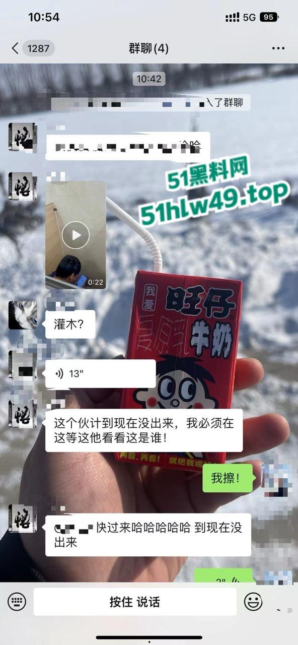 男子厕所看片打飞机被瓜友发现，洗手液瓶灌满水直接扔进去吓唬人，这不得吓阳痿了啊！  第2张