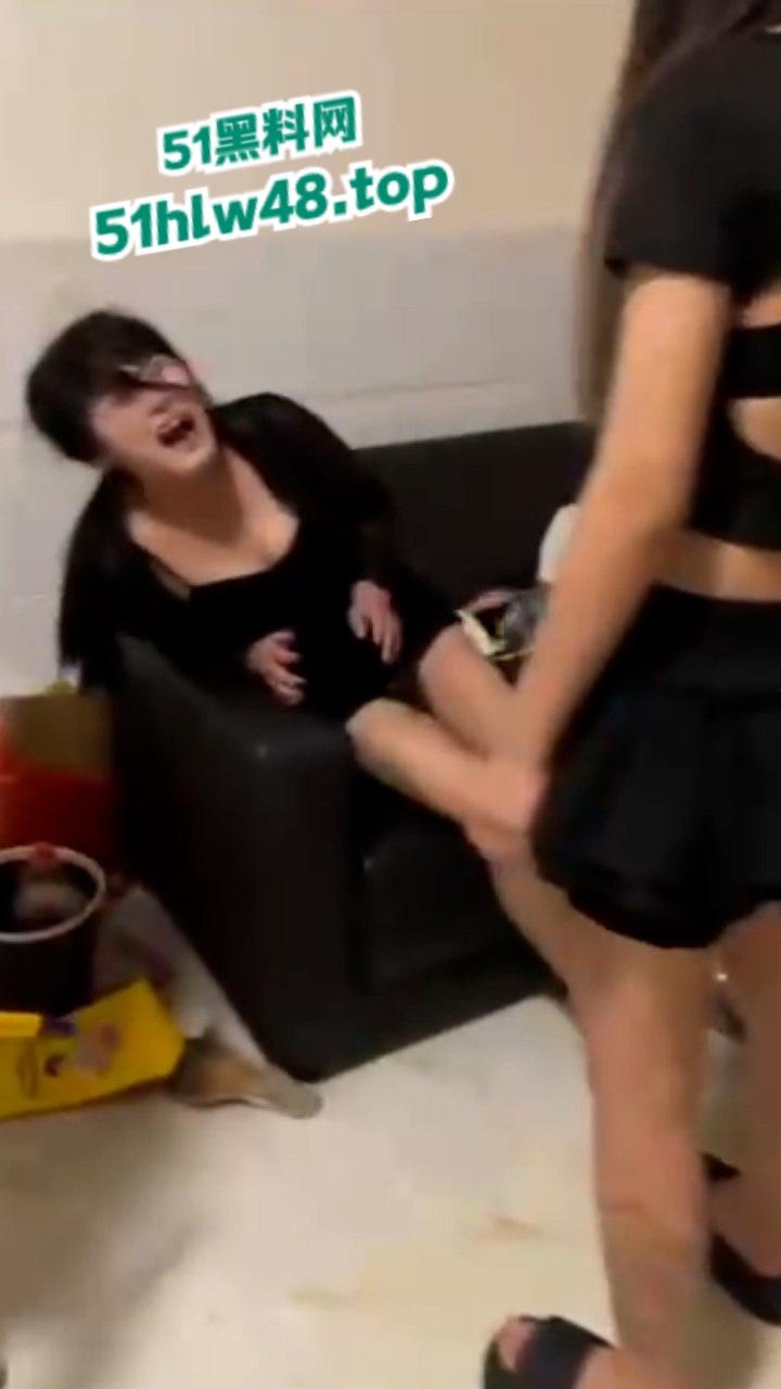 纹身小妹霸凌女同学现场视频曝光，铁棍对待凌辱虐待简直太过分太畜生了！  第6张