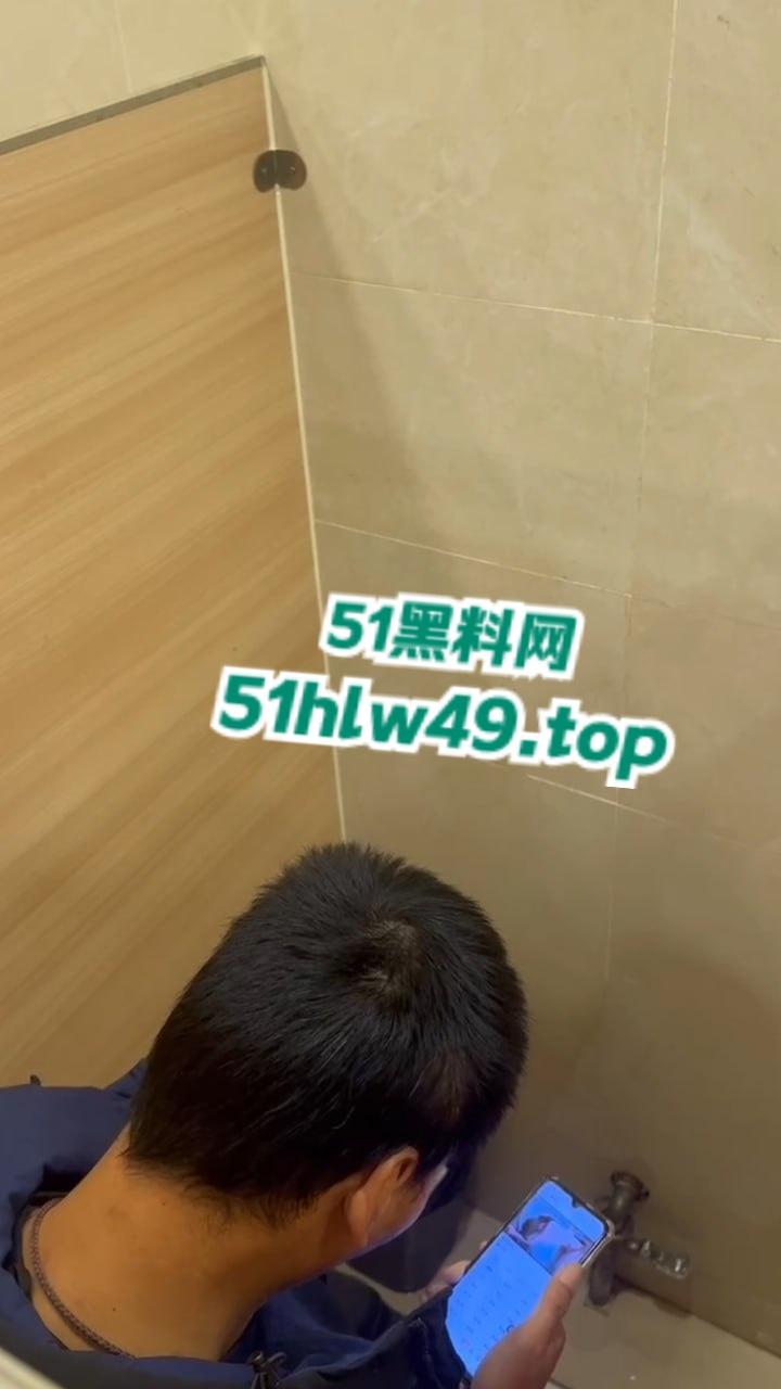 男子厕所看片打飞机被瓜友发现，洗手液瓶灌满水直接扔进去吓唬人，这不得吓阳痿了啊！  第3张
