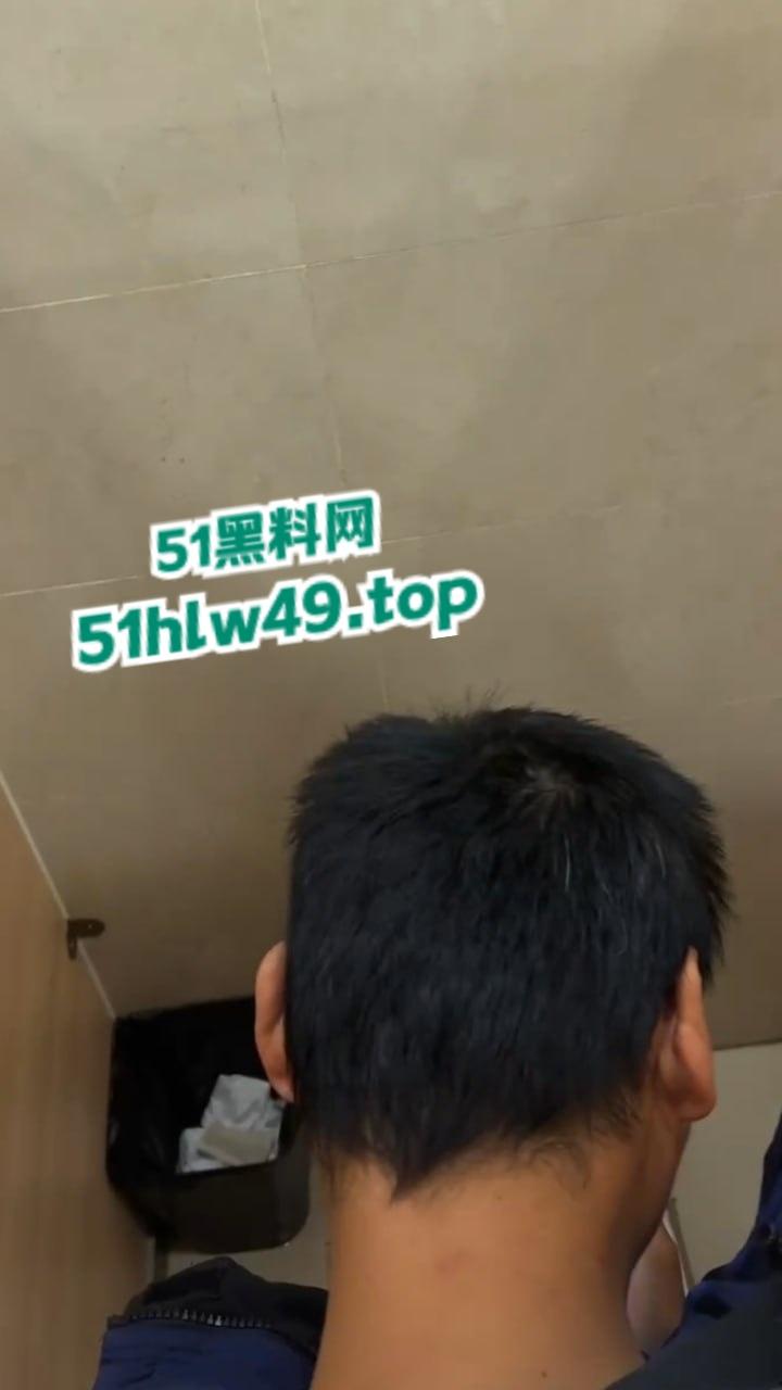 男子厕所看片打飞机被瓜友发现，洗手液瓶灌满水直接扔进去吓唬人，这不得吓阳痿了啊！  第4张