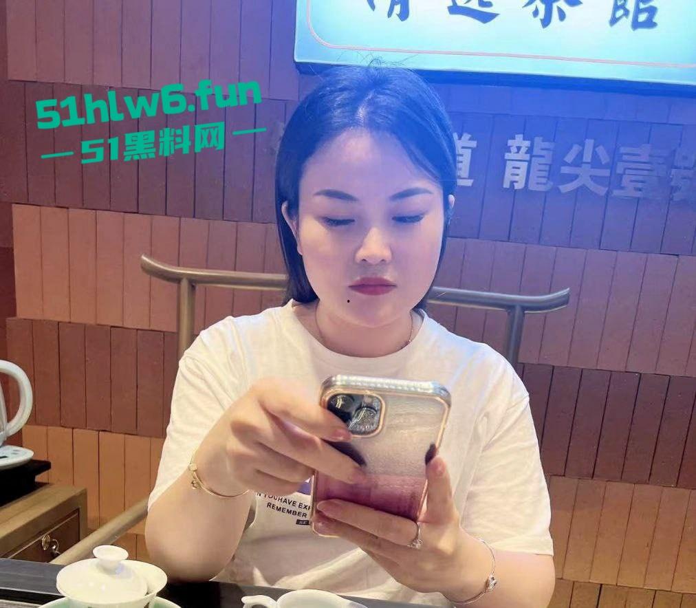 福建泉州清逸茶馆老板娘出轨牌友，老公性无能喂不饱扑向臭老头绿帽飞天。  第6张