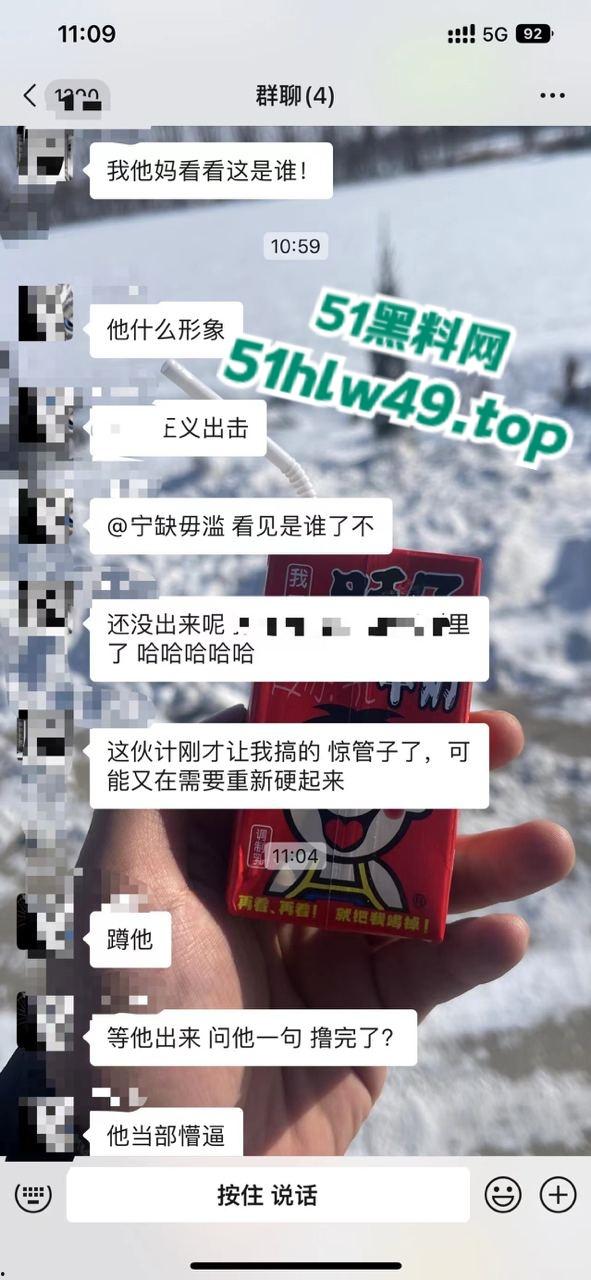 男子厕所看片打飞机被瓜友发现，洗手液瓶灌满水直接扔进去吓唬人，这不得吓阳痿了啊！  第5张