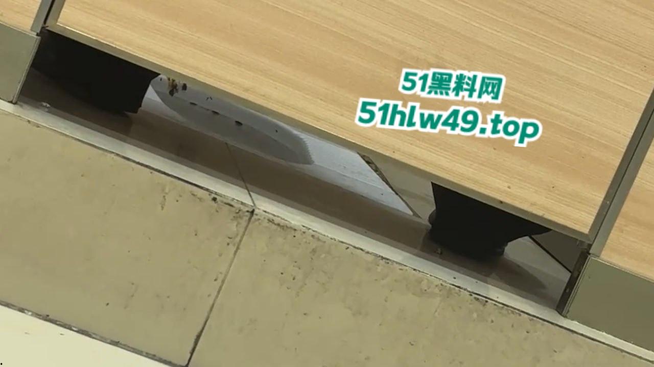 男子厕所看片打飞机被瓜友发现，洗手液瓶灌满水直接扔进去吓唬人，这不得吓阳痿了啊！  第6张