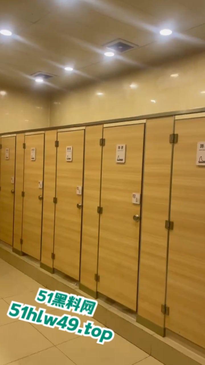 男子厕所看片打飞机被瓜友发现，洗手液瓶灌满水直接扔进去吓唬人，这不得吓阳痿了啊！  第7张