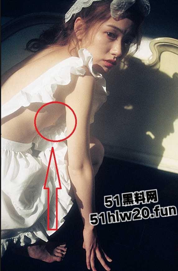 抖音260W粉丝的网红博主【百万个垃圾桶】未成名前拍摄的尺度写真合集流出，粉嫩三点清晰可见！  第6张