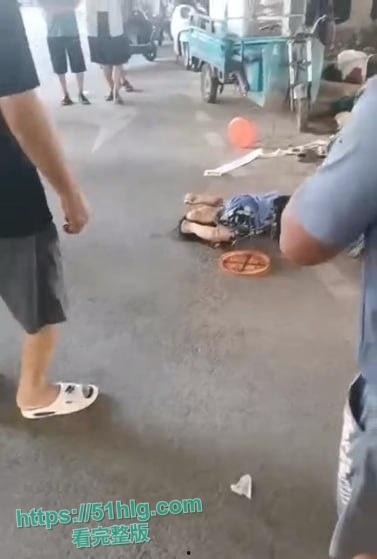 【郑州中牟新区】因抢摊位酿成惨案当场造成3人命丧当场 现场视频流出 场面血腥惨烈 事件引发全网热议 第2张 【郑州中牟新区】因抢摊位酿成惨案当场造成3人命丧当场 现场视频流出 场面血腥惨烈 事件引发全网热议 第2张