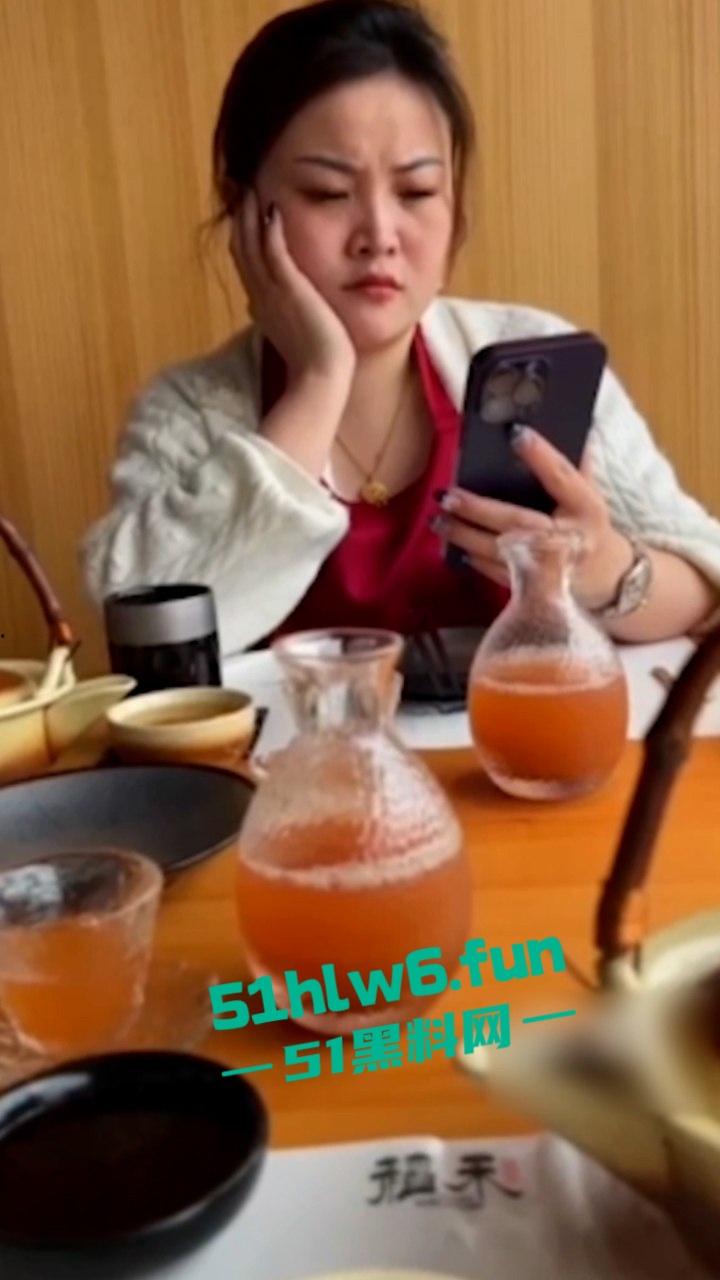 福建泉州清逸茶馆老板娘出轨牌友，老公性无能喂不饱扑向臭老头绿帽飞天。  第10张