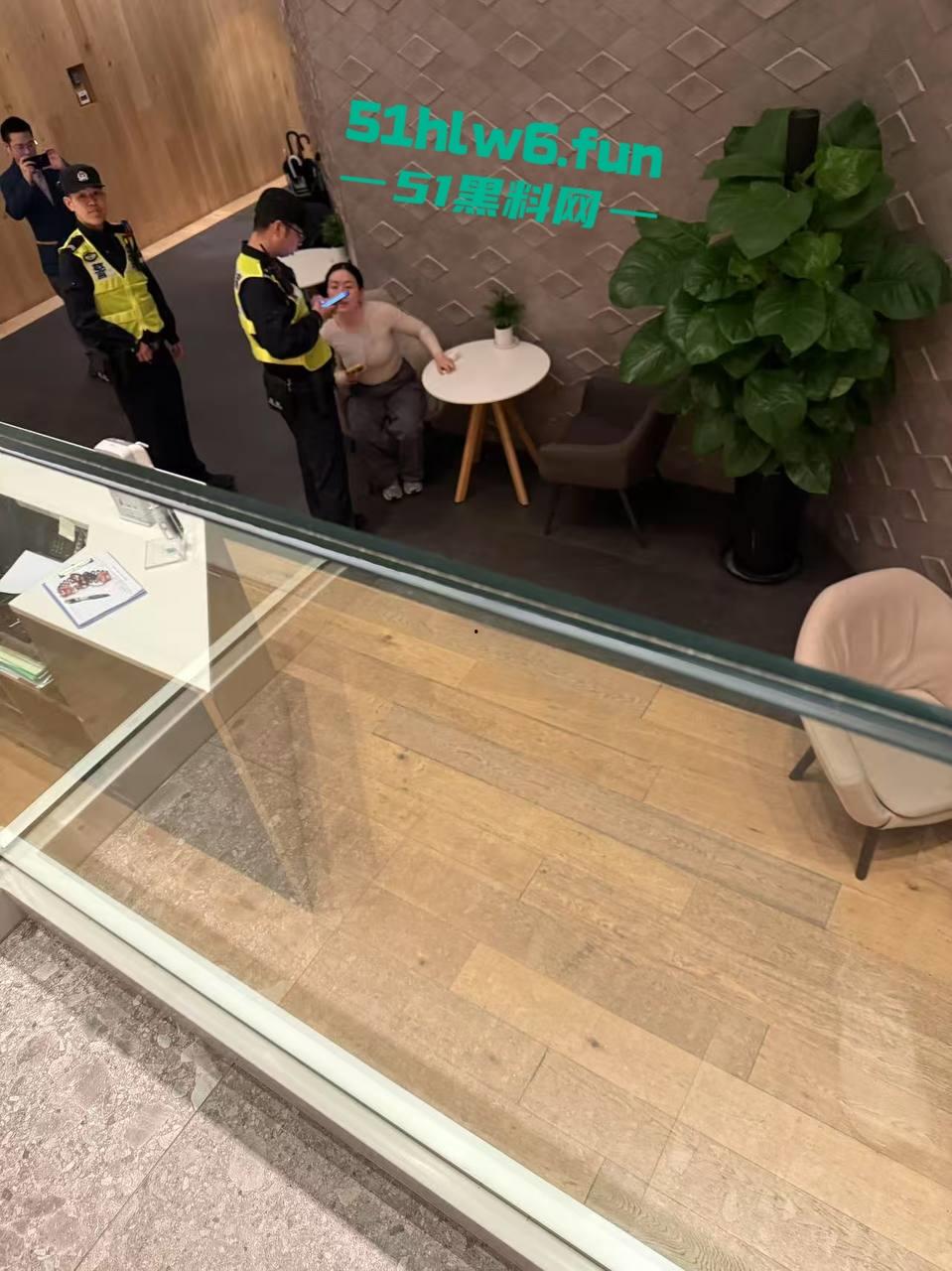 老肥婆诬陷健身小哥对她图谋不轨,小哥却自称是0对母性毫无性趣直接气得大妈报警。 第4张 老肥婆诬陷健身小哥对她图谋不轨,小哥却自称是0对母性毫无性趣直接气得大妈报警。 第4张