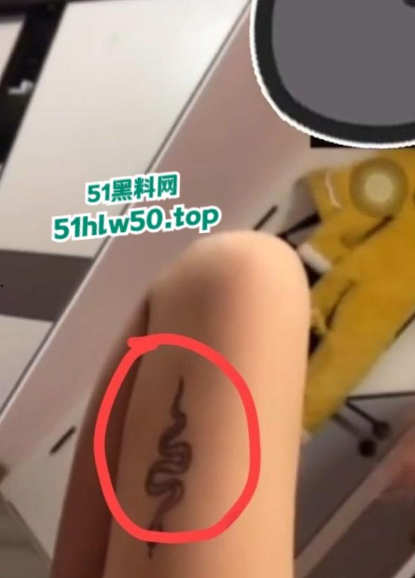 抖音主播【奈奈御子】居家对镜自慰视频疯传，腿上小蛇纹身已实锤！售卖原味内裤以及滋味视频曝光！  第1张