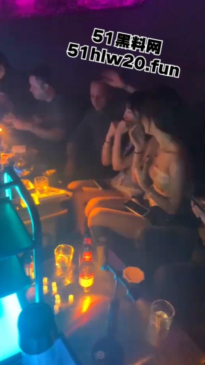 酒吧与国际接轨俄罗斯美女坐镇嗨飞,打卡上头自灌10杯半夜的酒吧门口能不能捡到她… 第2张 酒吧与国际接轨俄罗斯美女坐镇嗨飞,打卡上头自灌10杯半夜的酒吧门口能不能捡到她… 第2张