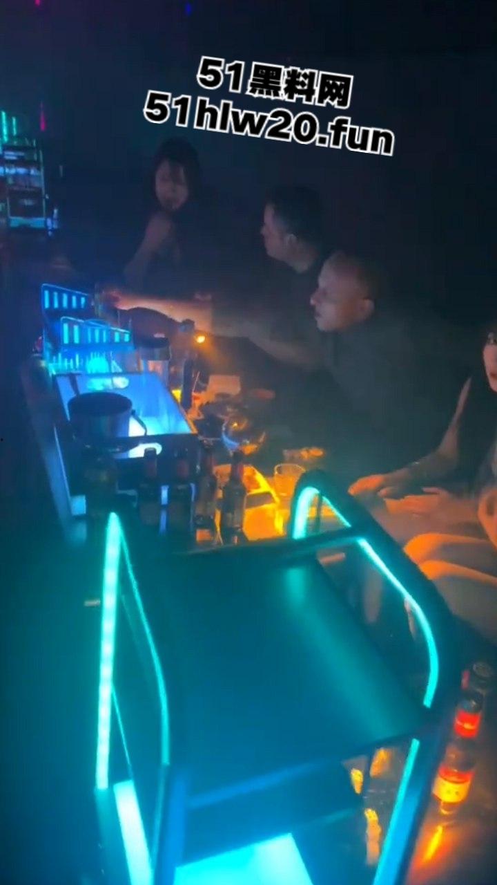 酒吧与国际接轨俄罗斯美女坐镇嗨飞,打卡上头自灌10杯半夜的酒吧门口能不能捡到她… 第3张 酒吧与国际接轨俄罗斯美女坐镇嗨飞,打卡上头自灌10杯半夜的酒吧门口能不能捡到她… 第3张