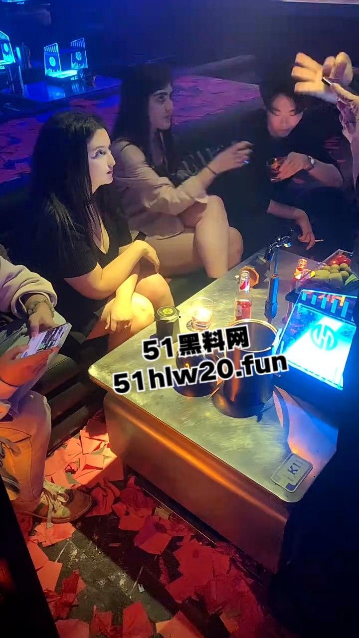 酒吧与国际接轨俄罗斯美女坐镇嗨飞,打卡上头自灌10杯半夜的酒吧门口能不能捡到她… 第5张 酒吧与国际接轨俄罗斯美女坐镇嗨飞,打卡上头自灌10杯半夜的酒吧门口能不能捡到她… 第5张