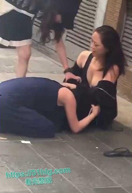高颜值巨乳辣妹真空街斗！雪白的巨乳尽显无遗，香艳场景令人目眩神迷  第2张
