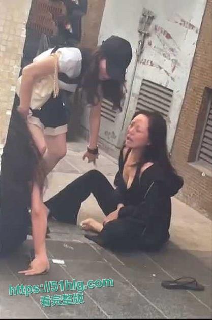 高颜值巨乳辣妹真空街斗！雪白的巨乳尽显无遗，香艳场景令人目眩神迷  第3张