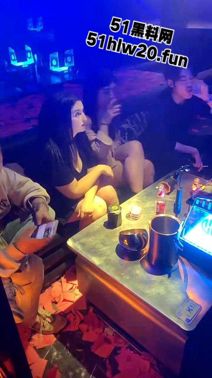 酒吧与国际接轨俄罗斯美女坐镇嗨飞,打卡上头自灌10杯半夜的酒吧门口能不能捡到她… 第8张 酒吧与国际接轨俄罗斯美女坐镇嗨飞,打卡上头自灌10杯半夜的酒吧门口能不能捡到她… 第8张