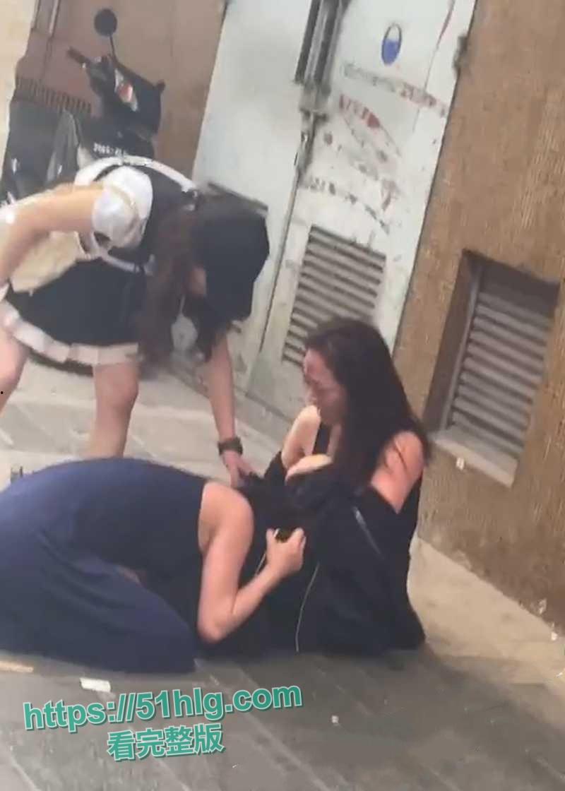 高颜值巨乳辣妹真空街斗！雪白的巨乳尽显无遗，香艳场景令人目眩神迷  第4张