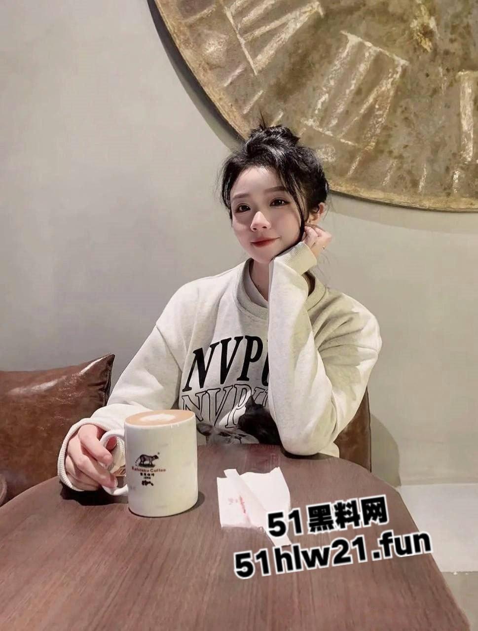 极品人妻生活照VS私密照同泄，蜜臀肥鲍逼毛多汁水泛滥射了，爽得停不下来。  第1张