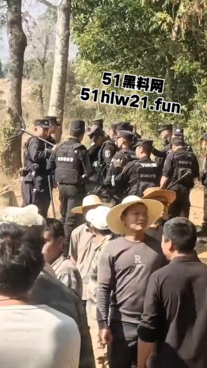 云南保山出租车司机遭乘客劫杀,凶手夺车而逃焚车自杀,嫌犯遗体被村民上山干活时发现。 第2张 云南保山出租车司机遭乘客劫杀,凶手夺车而逃焚车自杀,嫌犯遗体被村民上山干活时发现。 第2张