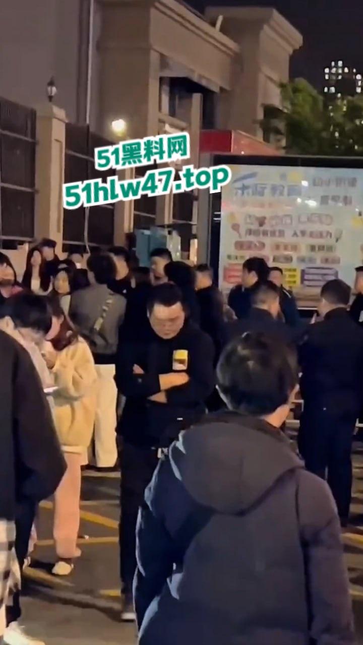 武汉海昌天澜黑箱操作换物业，据悉是两波物业公司抢地盘，一群业主也参与其中堪比古惑仔现场。  第1张